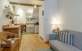 The Shoe Box Cottage With Allocated Parking